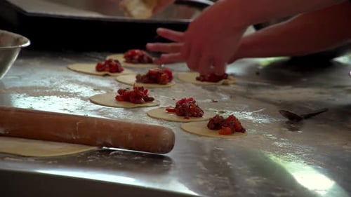 Zubereitung von vegetarischem Gebäck teilweise biss. viele beschäftigte Hände.