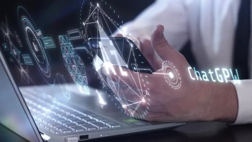 Trabaje en el entrenamiento de la inteligencia artificial utilizando una computadora portátil y un teléfono inteligente