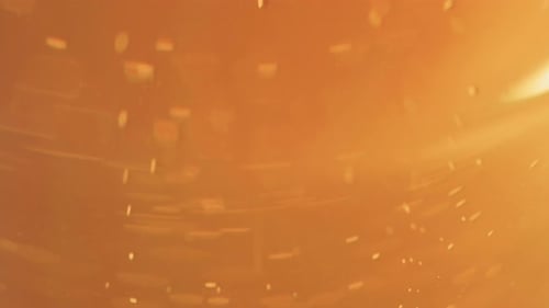 Très gros plan de bulles de bière s'élevant dans un verre à bière incurvé, fond d'espace de copie