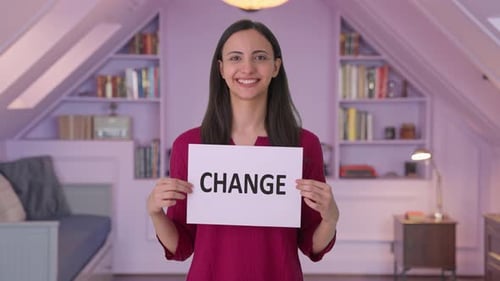 Glückliche Inderin mit CHANGE-Banner