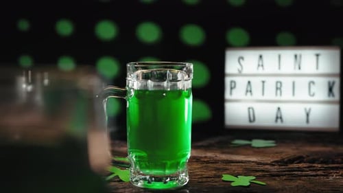 Ein grünes Bier in ein Glas eines Pubs für Patrick Day