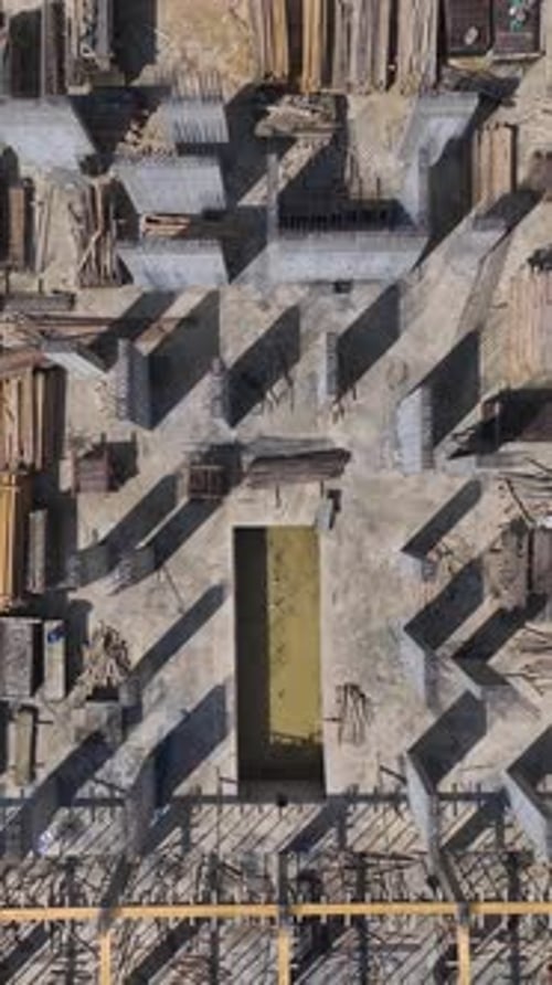 Vídeo vertical avanza en una nueva planta mientras los trabajadores construyen paredes y los ingenieros supervisan la construcción