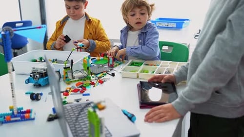Robotik-Programmierkurs: Kinder konstruieren und programmieren Roboter-STEM-Unterricht mithilfe von Konstruktorblöcken