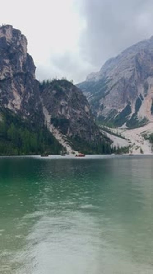Paisaje tranquilo del lago en la naturaleza
