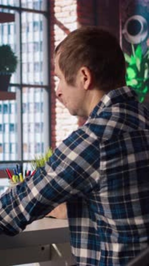 Mann hat Spaß an der Interaktion mit KI LLM Chatbot PC GPT Software auf dem PC