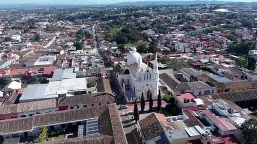 Comitan de Dominguez (Chiapas) : prise de vue orbitale du temple de San Jose, dans une ville mexicaine