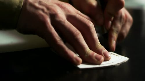 Handwerklicher Schuhmacher fertigt handgefertigte Lederschuhe im Werkstattstudio aus nächster Nähe
