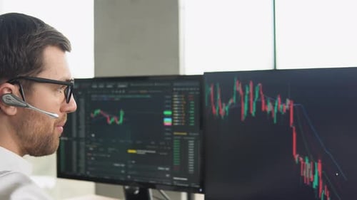 O Successful Trader está trabalhando com várias telas de computador cheias de gráficos e análises de dados e