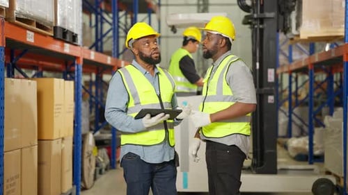 Trabalhadores de armazém verificando e controlando caixas no armazém