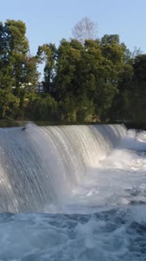 Stürmische Wasserströme und Kaskaden von Gebirgswasserfällen