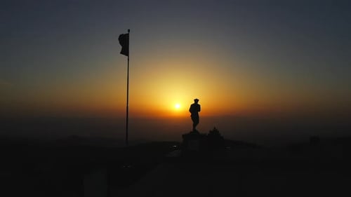 Estátua de Ataturk e acenando a bandeira turca ao nascer do sol