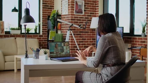 Un professionnel organise une session de questions-réponses avec les participants au webinaire par vidéoconférence