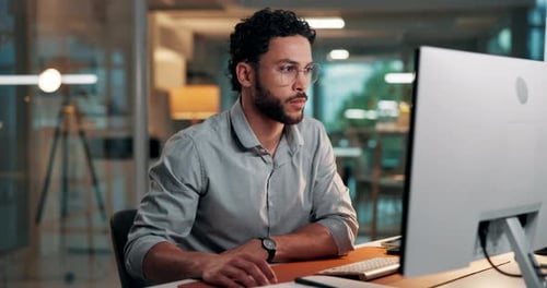 Homem, computador e digitação na startup, resenha e óculos para gerenciamento de projetos em empresa de mídia