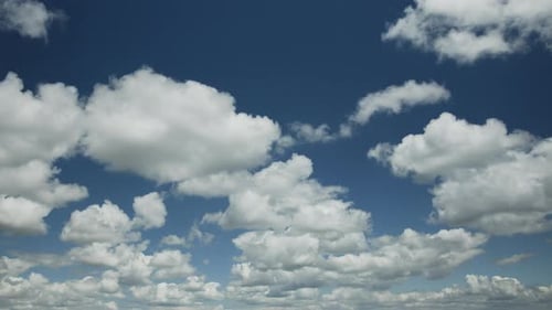 Wunderschöne Cumuluswolken auf blauem Himmel - Zeitraffervideo.
