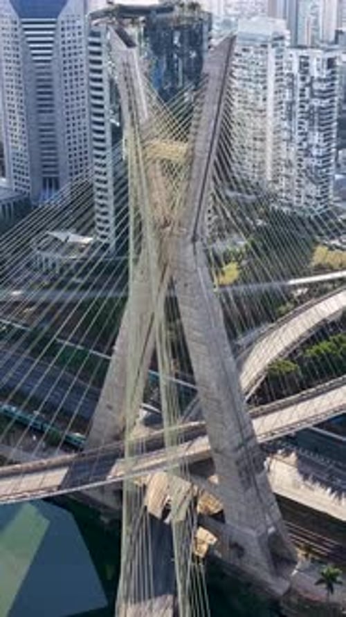 Famosa ponte suspensa no centro de São Paulo, Brasil.