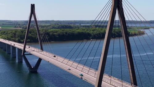 Vue aérienne rapprochée d'un pylône haubané, monument du pont de Faro, Danemark