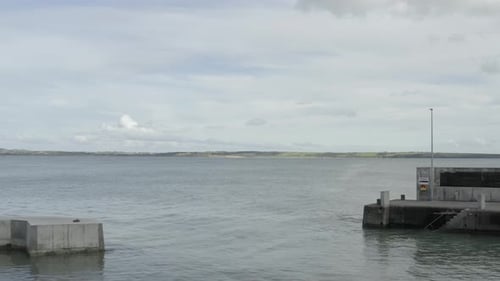 Sobrevolamiento aéreo bajo y nuboso del rompeolas de hormigón de Ocean Harbour