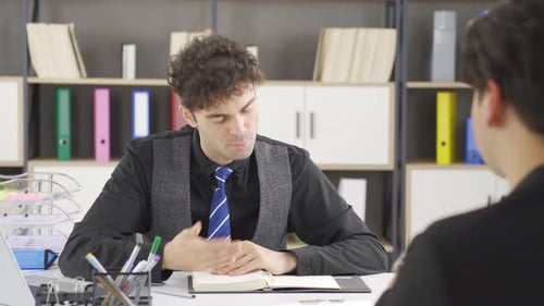 Établir un contact visuel pour une communication efficace.