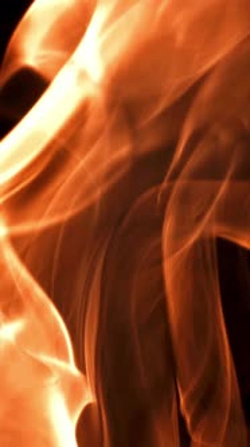 Zungen des hellen Feuers auf schwarzem Hintergrund, gefilmt mit einer Hochgeschwindigkeitskamera mit 1000 Bildern pro Sekunde