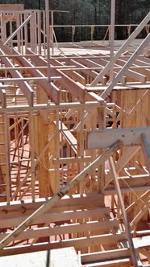 Marco de construcción: casa de vigas de madera, marco de barra sobre la nueva construcción de una casa