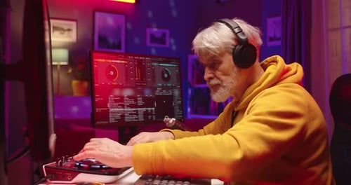Side View Close Up of Old Caucasian Man Mixing on Vinyl Plates Streaming Music Live in Podcast in