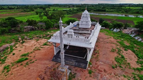 Temple avec gopuram en arrière-plan terres agricoles et arbres pendant la journée, demi-cercle, prise de vue par Drone, 4