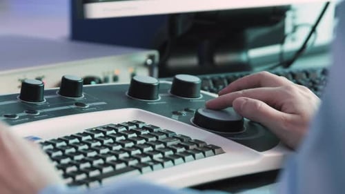 Teclado con ratón de médico Vídeos de archivo Teclado médico moderno con ratón para ecografía