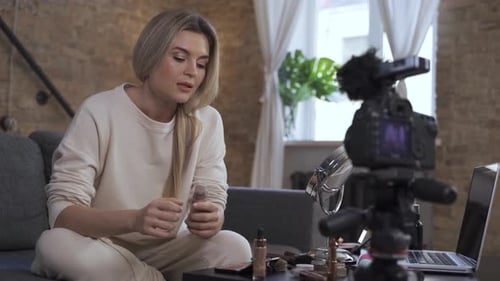 Una bloguera de belleza está haciendo un Vídeo para sus Seguidores