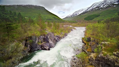 Ein wilder Fluss, der sein Wasser schnell transportiert.