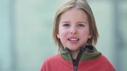 Porträt eines 5-jährigen kleinen Jungen, der in die Kamera schaut und lächelt