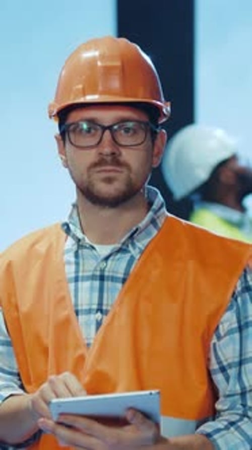 A Construction Worker Utilizing a Tablet on the Job Site for Enhanced Efficiency and Communication