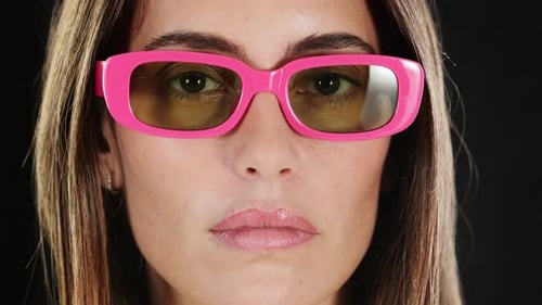 Frau mit Sonnenbrille schaut sich um
