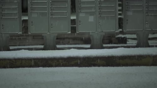 Boîtes aux lettres inclinables à faible angle lors de fortes chutes de neige, nuit d'hiver