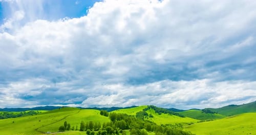 Lapso temporal en praderas de montaña en verano u otoño, naturaleza salvaje y campo rural, nubes rápidas