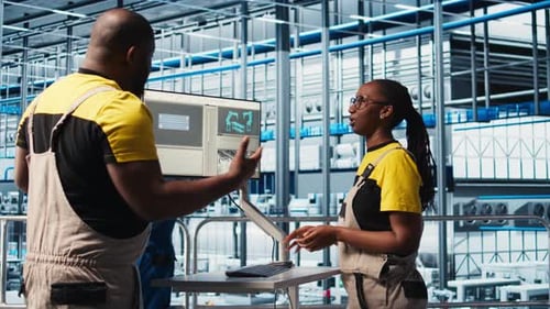 Des collègues de l'usine de panneaux solaires de l'industrie 4.0 réfléchissent au développement de prototypes