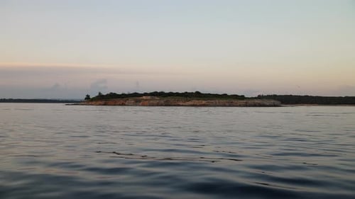 Der Abend endet an einer malerischen Küste, während das Meerwasser vorbeifließt