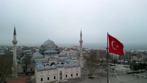 La bandera turca y la mezquita de Beyazit se mueven a la derecha