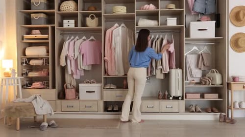 Femme choisissant une tenue dans une armoire à la maison