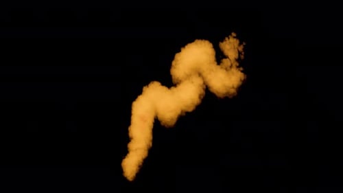 Fumée de couleur orange flottant dans l'air sur fond noir du canal Alpha
