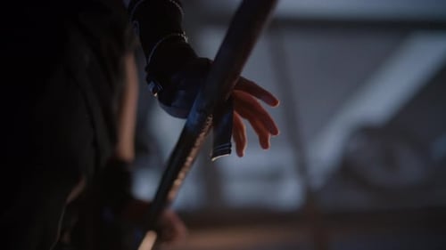 Hands Opening And Closing During Muscle Ups