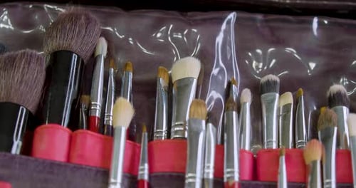 Cámara moviéndose a lo largo de un gran conjunto de Pinceles de maquillaje profesionales