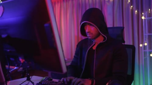 Ein Mann spielt in seinem Zimmer ein Computerspiel.