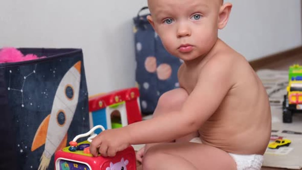 голый ребенок Голый ребенок в одном подгузнике или ребенок 12 лет играет с игрушечным кубиком, развивающими игрушками или кубиком , Стоковые видеоматериалы Включая: руки и ребенок 1-2 лет - Envato