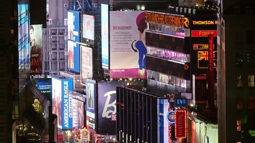 Placas publicitárias da Broadway iluminam a Times Square em Nova York à noite