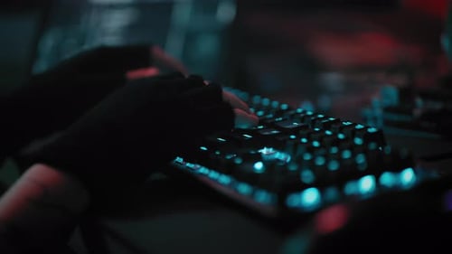 Hands of Hacker saisissant des informations pour le service sur le clavier