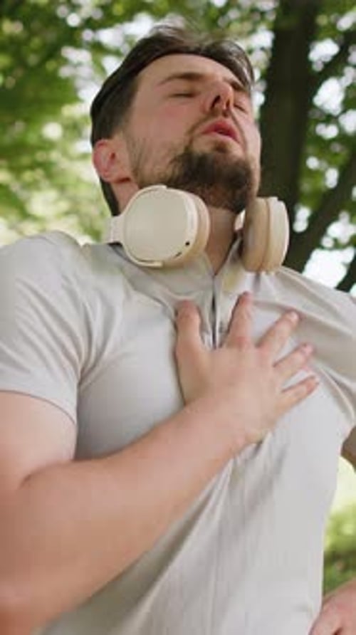 Sportler, Läufer, Jogger, hat nach dem Lauftraining im Urban City Park einen Herzinfarkt oder Brustschmerzen