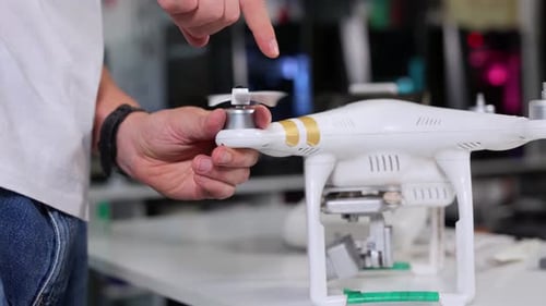 Atelier de réparation de drones électroniques Un avion en panne est réparé par un spécialiste