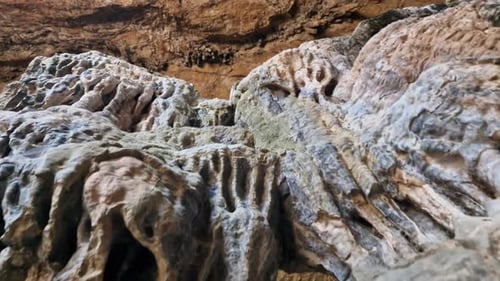 Voyager verticalement vers le haut de formations rocheuses géologiques à l'intérieur d'une grotte