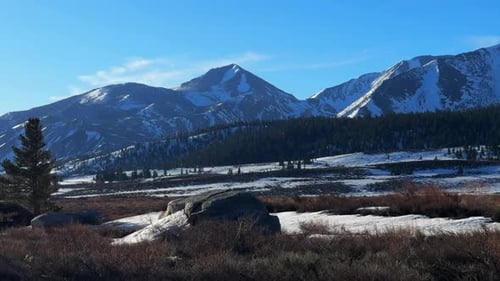 Chaîne de montagnes Sherwin Mammoth Mountain Lakes, Caldera de Long Valley, Wheeler Crest, Californie, ciel bleu
