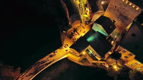 Alte Brücke in Mostar bei Nacht in Bosnien-Herzegowina
